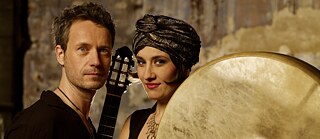 Musicien·ne·s avec guitare et tambourin géant : Silvio Schneider et Karolina Trybała