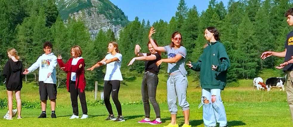 Jugendliche beim Tanzen in der Morgensonne