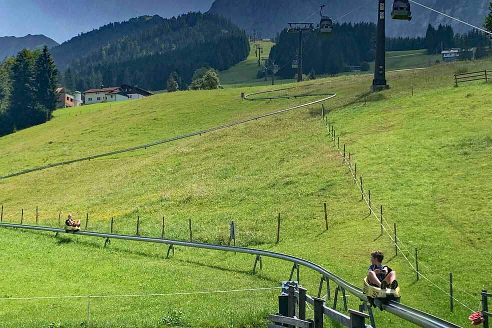 Jugendliche auf der Sommerrodelbahn