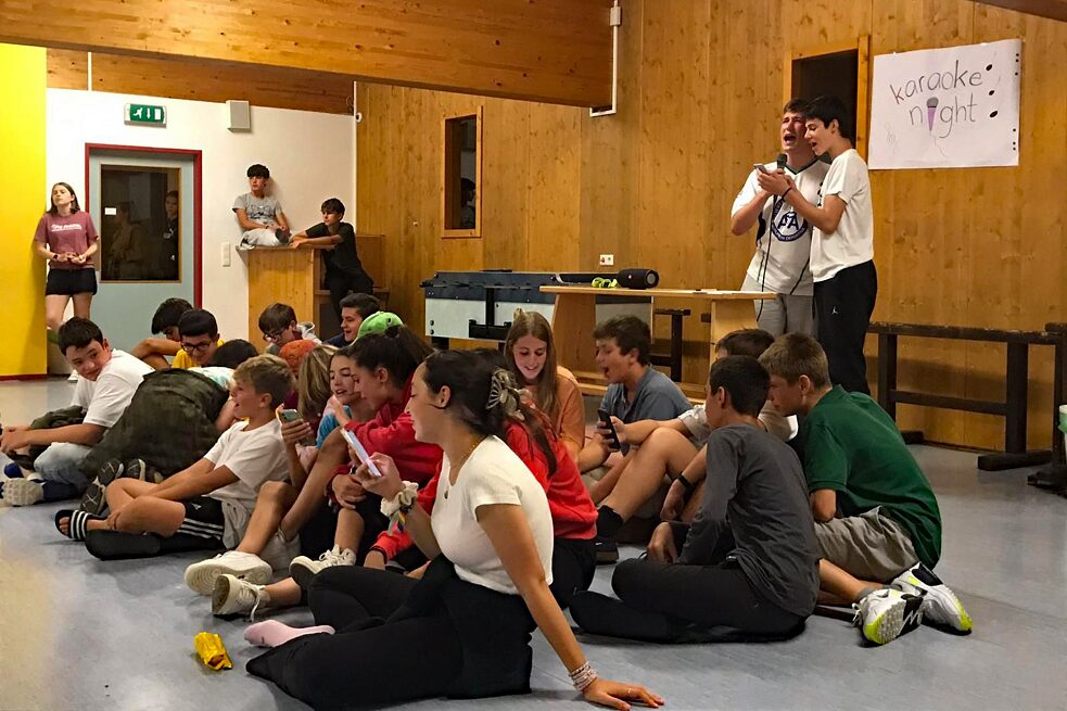 Jugendlicher singen.