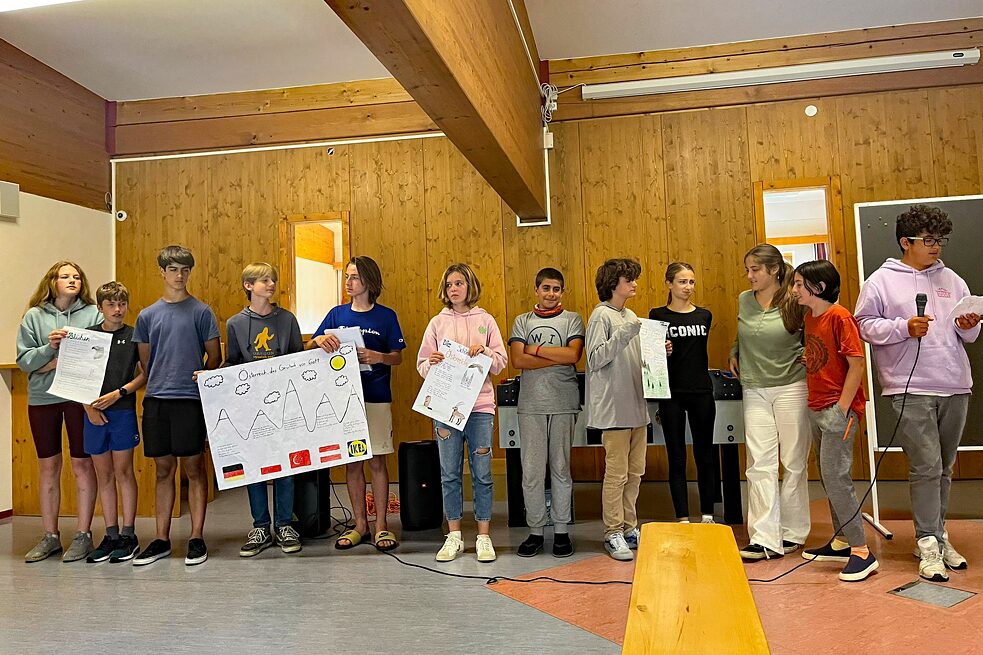 Jugendliche präsentieren ihre Projektarbeiten.