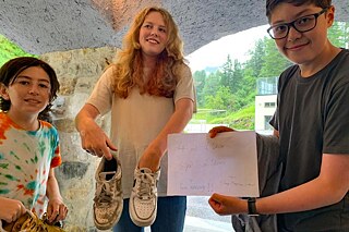 Jugendliche zeigen saubere und schmutzite Turnschuhe.