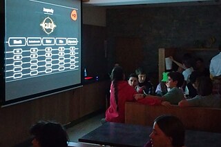 Jugendliche spielen Jeopardy.