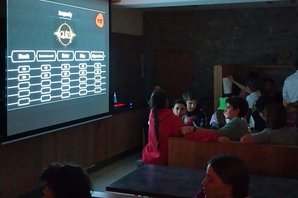 Jugendliche spielen Jeopardy.