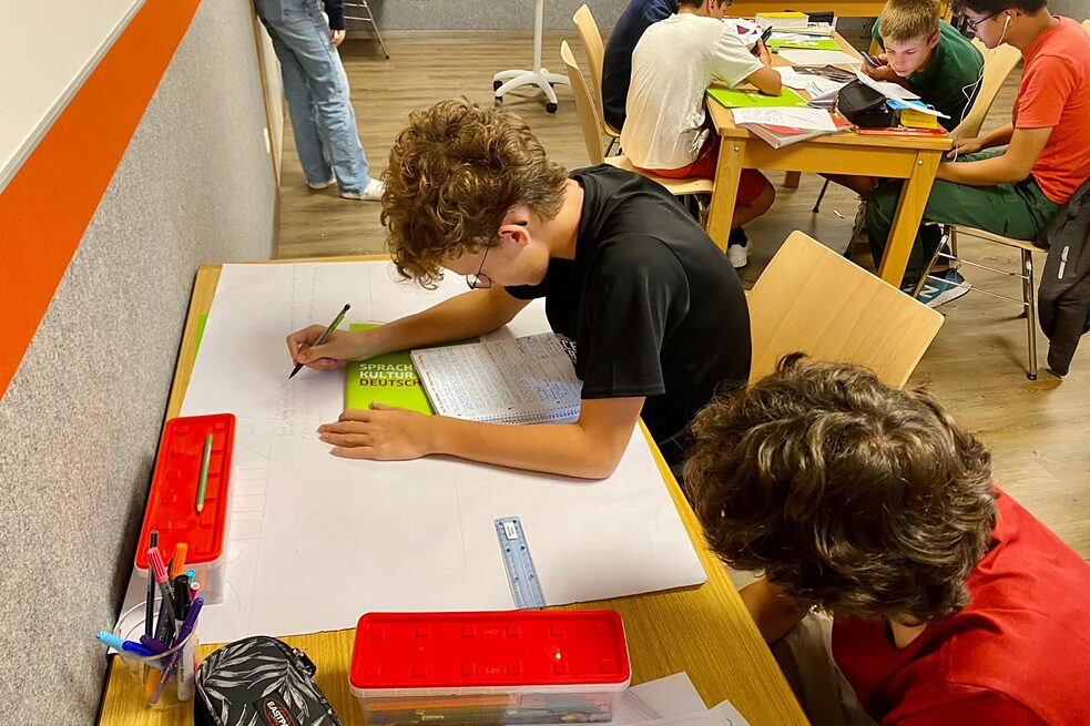 Jugendliche malen und zeichnen.