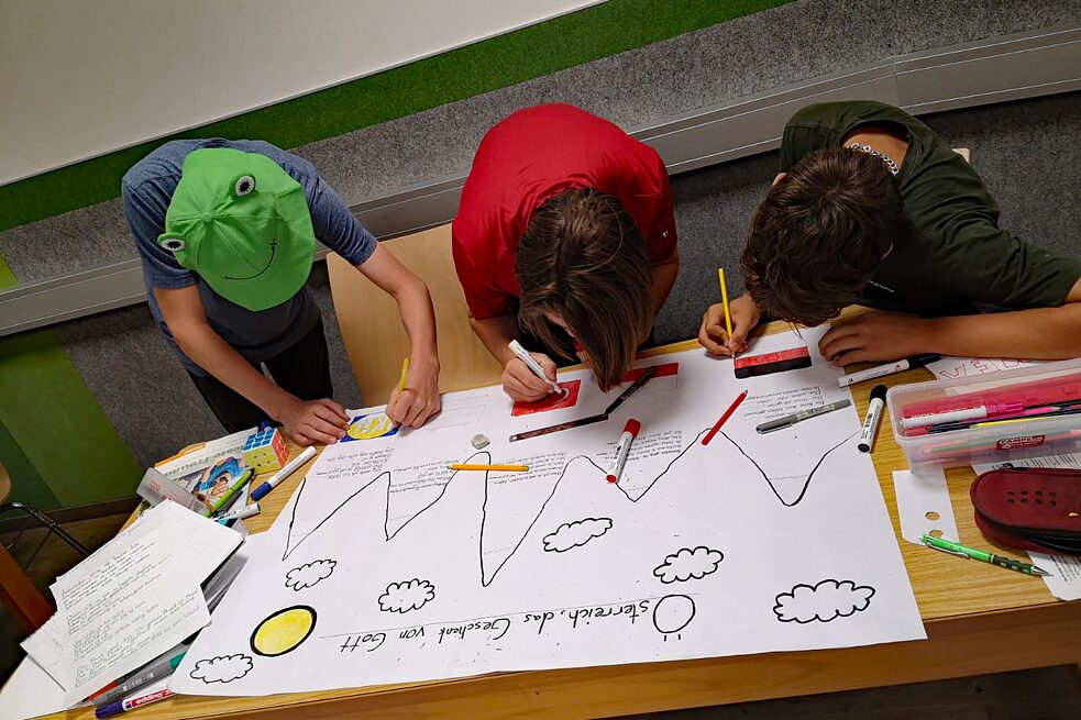 Jugendliche zeichnen.