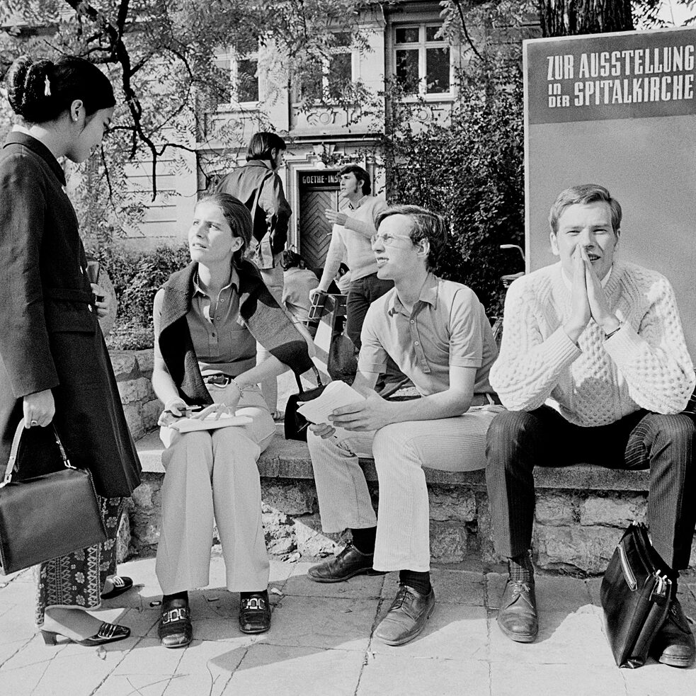 Language students in front of the Goethe-Institut Schwäbisch Hall.  