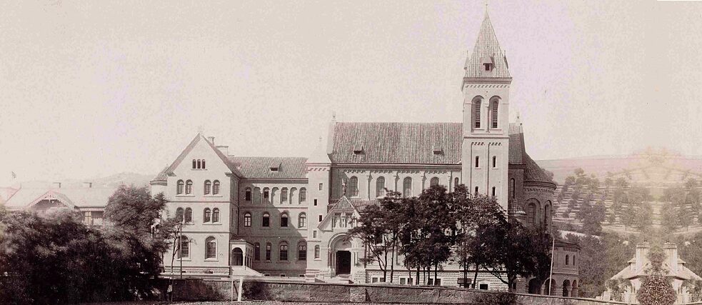 Das St. Gabriels-Kloster in Prag, Smíchov, kurz nach seiner Fertigstellung im Jahr 1891.