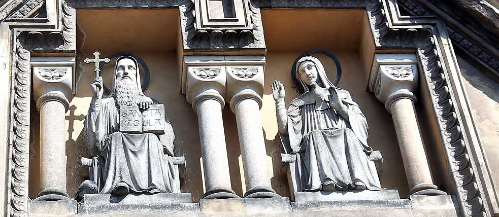 Klášter sv. Gabriela v Praze na Smíchově, detail sochařské výzdoby.