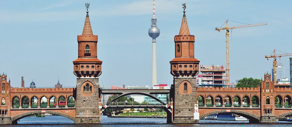 Oberbaumbrücke in Berlin, am Tag. Im Hintergrund ist der Fernsehturm zu sehen.