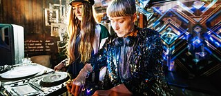 Zwei DJ-Frauen am Mischpult.