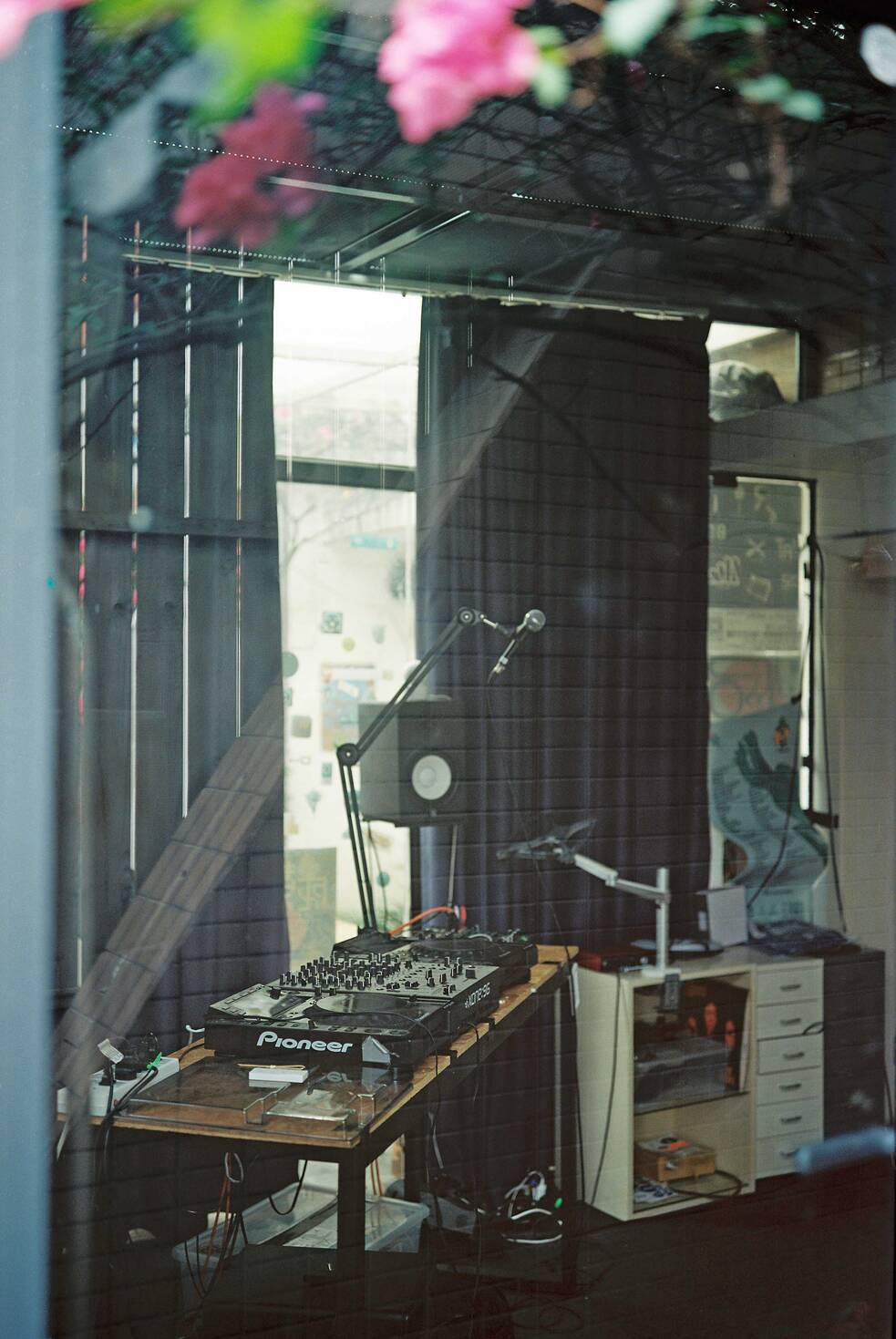 Blick durch eine Glastür ins Chengdu Community Radio