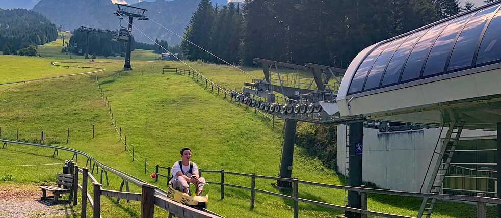 Jugendliche auf der Sommerrodelbahn