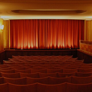 Beleuchteter, festlicher, vertäfelter Filmvorführraum