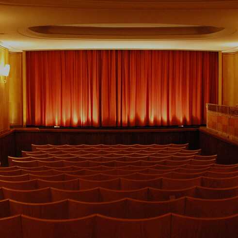 Beleuchteter, festlicher, vertäfelter Filmvorführraum