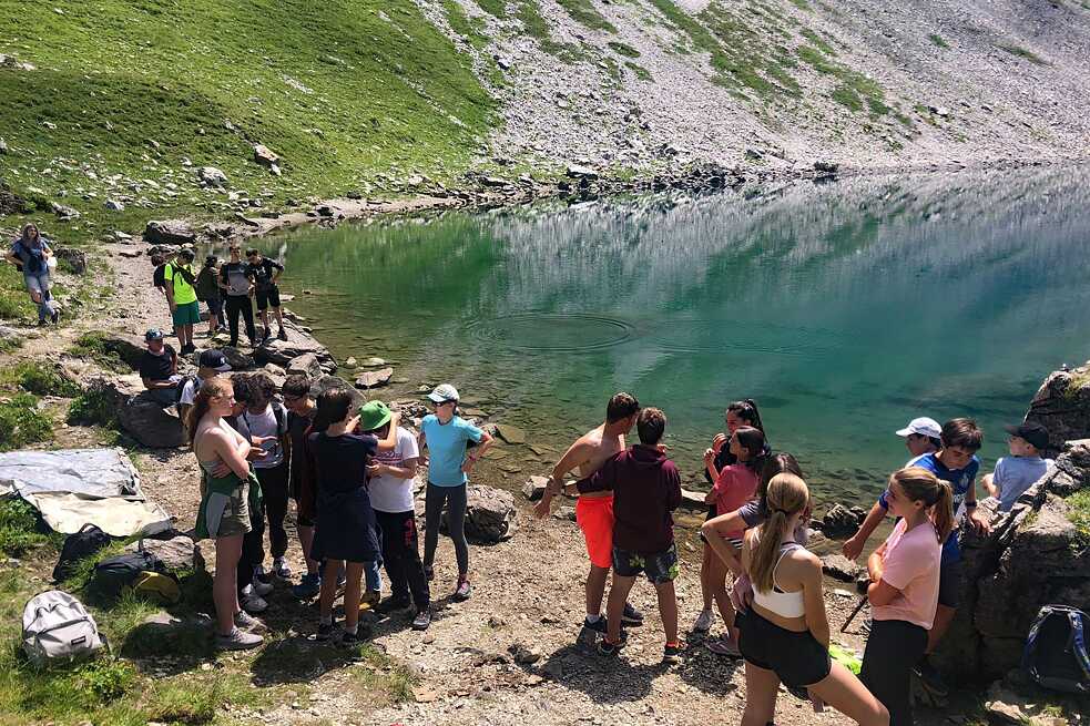 Jugendliche an einem kleinen See in den Bergen
