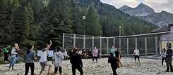 Jugendliche spielen Volleyball.