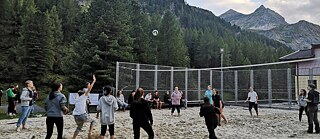 Jugendliche spielen Volleyball.
