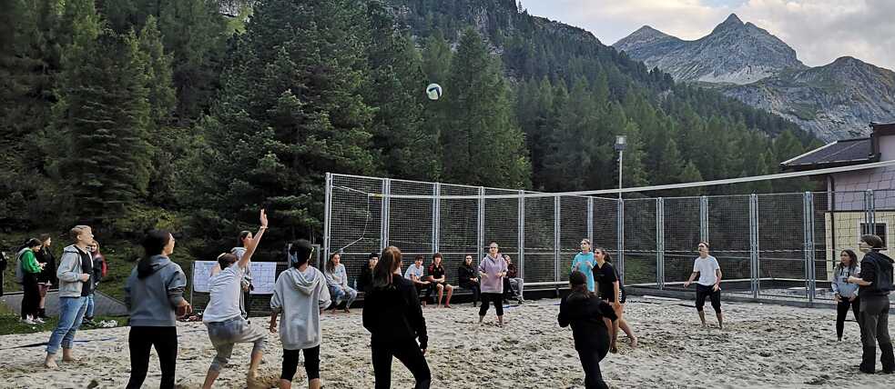 Jugendliche spielen Volleyball.