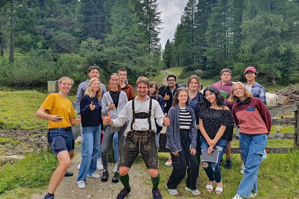 Jugendliche zum Teil in Tracht