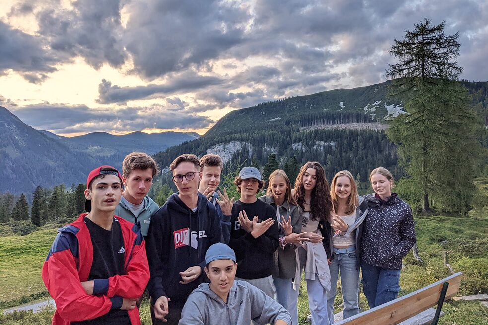 Jugendliche in den Bergen