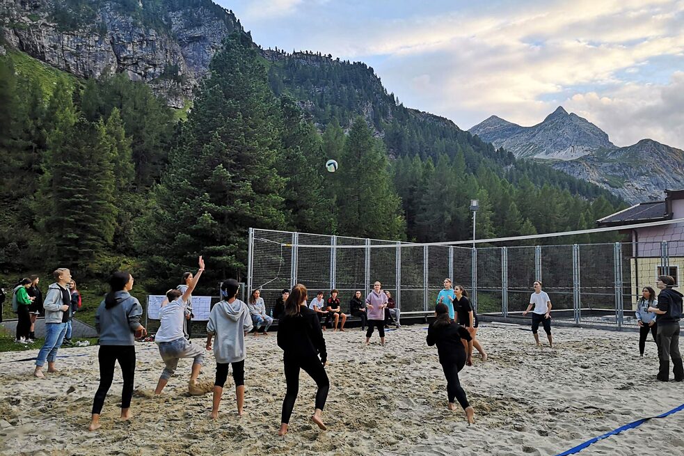 Jugendliche spielen Volleyball.