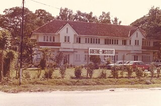 The building in Jalan Langgak Golf, No 1  housed the Goethe-Institut for 45 years. Das Gebäude in der Jalan Langgak Golf, Nr. 1  beherbergte 45 Jahre lang das Goethe-Institut. 
