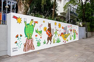 Arte de Carla Barth no muro do Goethe-Institut Porto Alegre