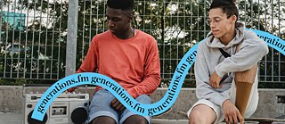 Zwei Männer sitzen auf einer Bank, neben ihnen steht ein Radio. Auf dem Bild steht Generations.fm. mit schwarzem Schriftzug und blauem Hintergrund.