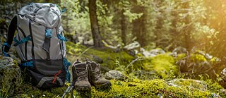 Rucksack und Wanderschuhe © © Adobe Stock Rucksack und Wanderschuhe