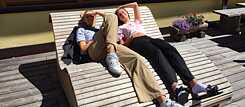Junge Frauen auf einer Liege in der Sonne