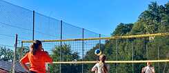 Jugendliche beim Volleyball
