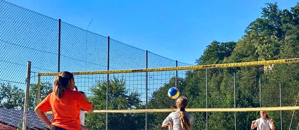 Jugendliche beim Volleyball