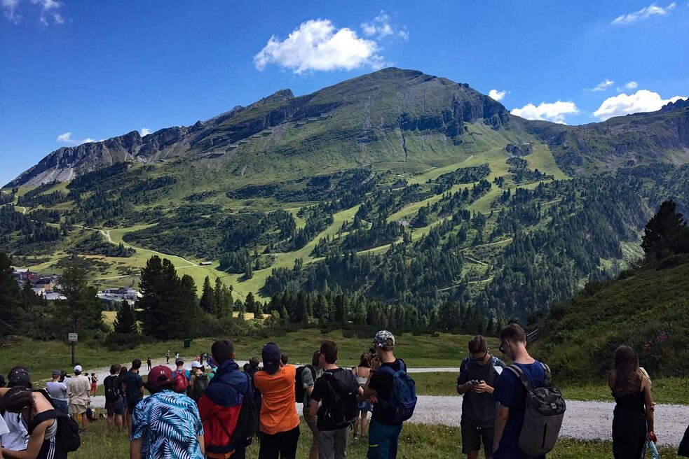 Jugendliche in den Bergen