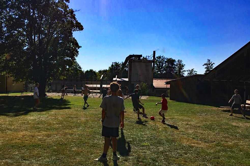 Jugendliche beim Fußball spielen