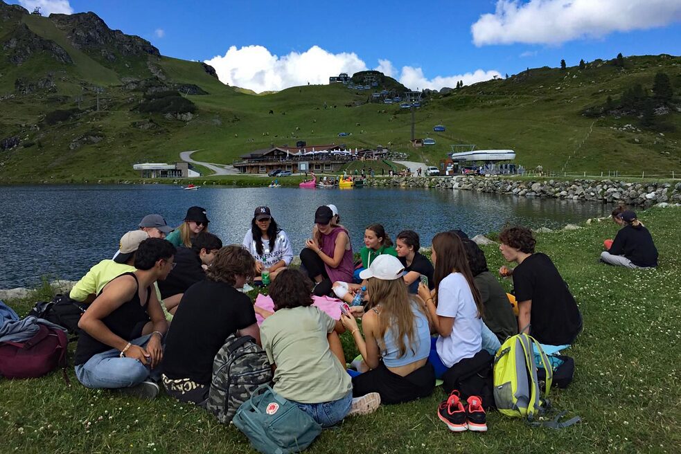 Jugendliche in den Bergen