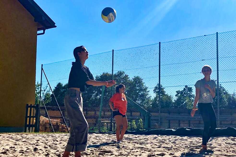 Jugendliche spielen Volleyball.