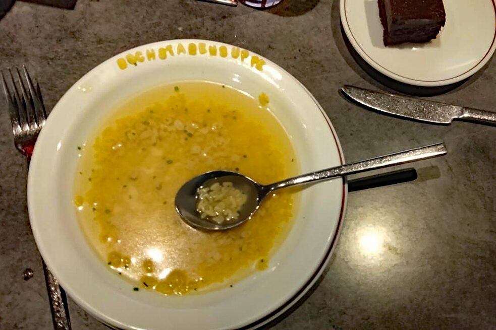 Buchstabensuppe, auf dem Tellerrand steht „Buchstabensuppe“