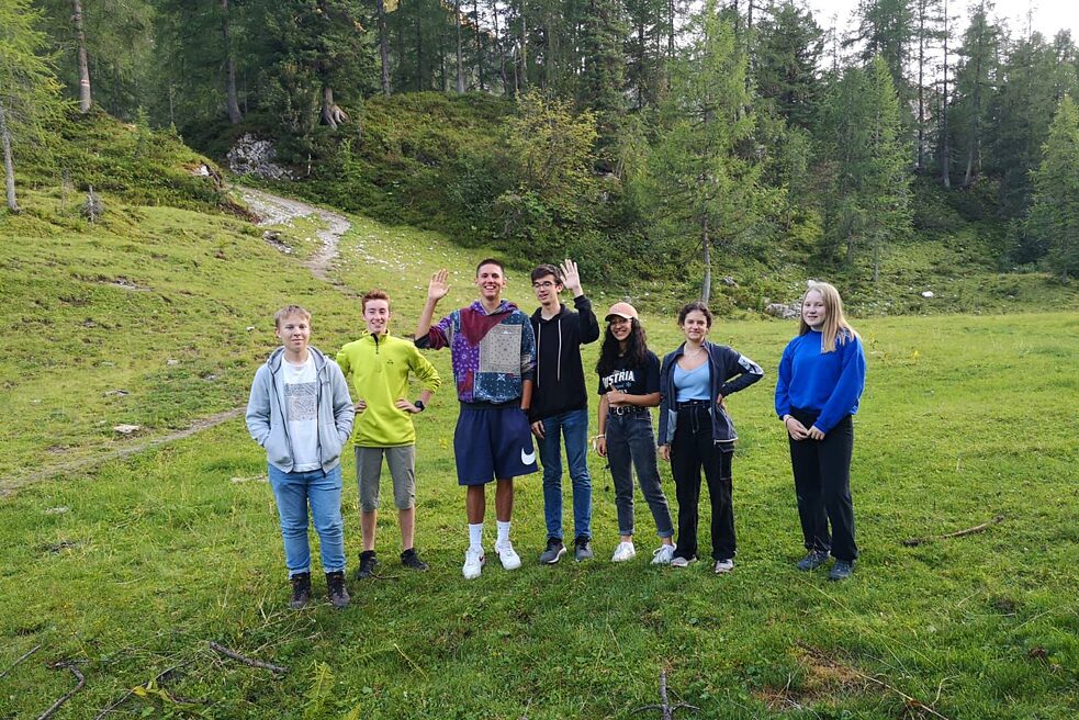 Jugendliche in den Bergen.