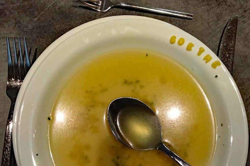 Buchstabensuppe, auf dem Tellerrand steht „Goethe“