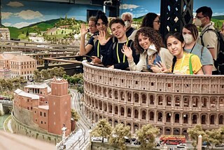 Im Miniatur Wunderland: Leda (Italien), Carlos (Spanien), Eirini (Griechenland) und Merona (Tadschikistan) machten einen Abstecher nach Rom