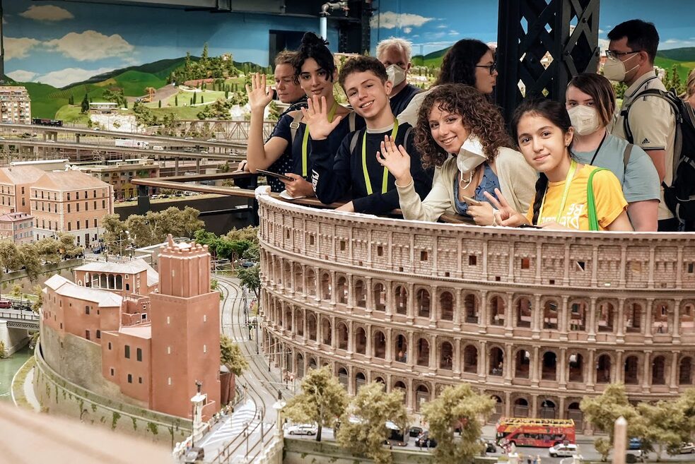 Im Miniatur Wunderland: Leda (Italien), Carlos (Spanien), Eirini (Griechenland) und Merona (Tadschikistan) machten einen Abstecher nach Rom