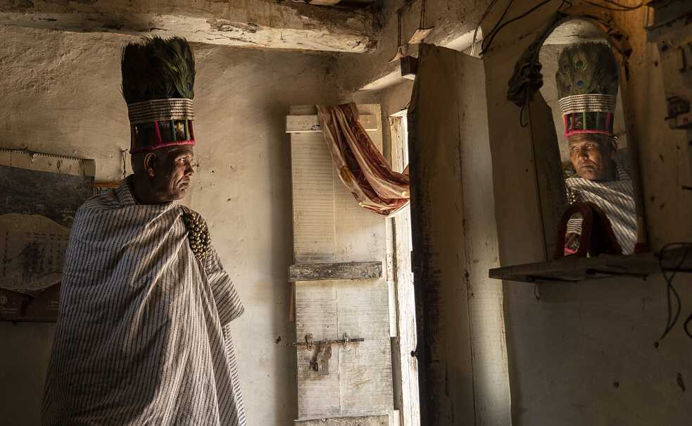 Ram Pyare ji, the Adhyaksh of the sect, lives a humble life as a farmer in his village. He often reminisces the struggles in his youth as a Ramnami.
