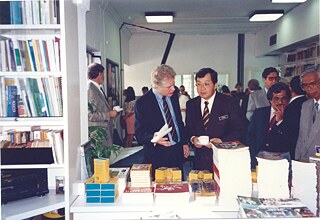 1995 Director Gerhard Engelking (left) presenting German books to the  Deputy Minister of Education Dr. Fong Chan Onn (right).