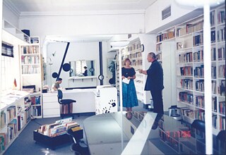 1996 Lia Syed (librarian) and Gerhard Engelking (director) in the library of the Goethe-Institut. 
