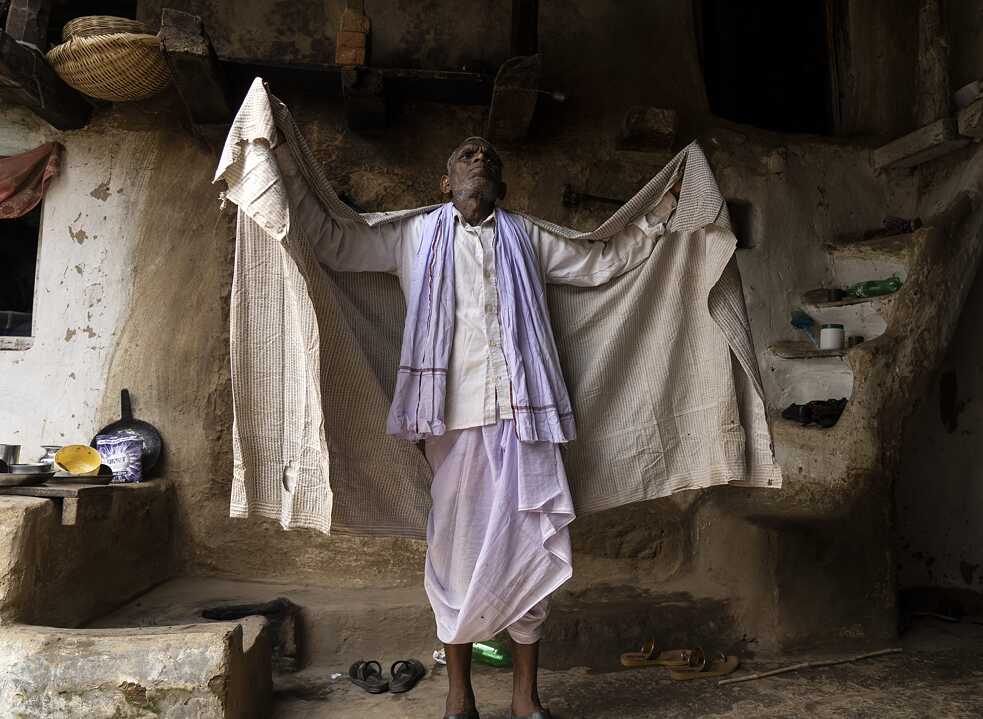 The white attire of the Ramnamis draws a contrast to their mud houses. A few of the settlements have undergone a modern transformation, although still possessing a rustic charm from the bygone era.