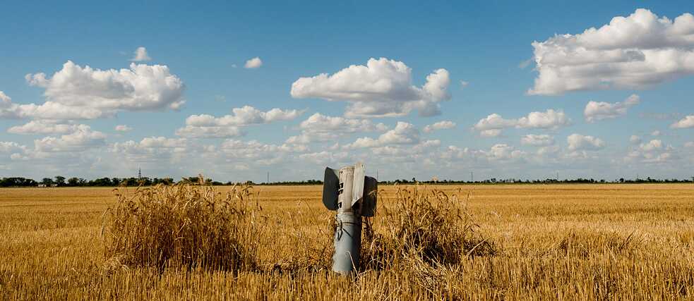 Eine Rakete in einem Weizenfeld in Mykolaiv, Ukraine