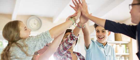 Modernes Lernen - Schüler feiern im Klassenzimmer