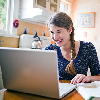 Mädchen am Laptop