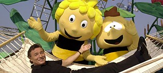 „In einem unbekannten Land, vor gar nicht allzu langer Zeit…“: Für Generationen von Deutschen wird Karel Gott mit dem Titelsong der Kinderserie „Biene Maja“ auf ewig Kindheitserinnerungen wecken.